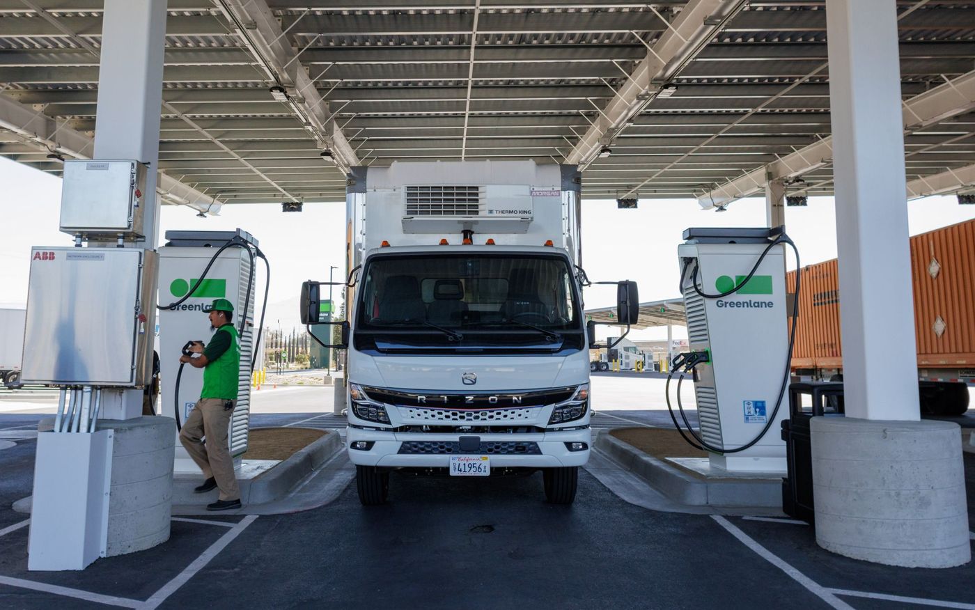 Velocity Truck Centers se convierte en el primer concesionario en unirse al programa “Charge On Us” de Greenlane